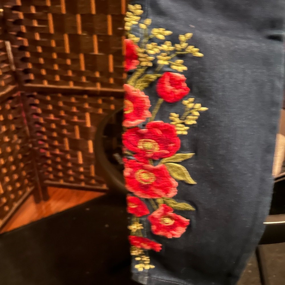 Martha Stewart Embroidered 5-Pocket Ankle Jeans, size 0 - Picture 7 of 7